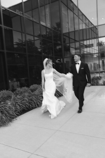 black and white-timeles-documentary style-kansas city-wedding
