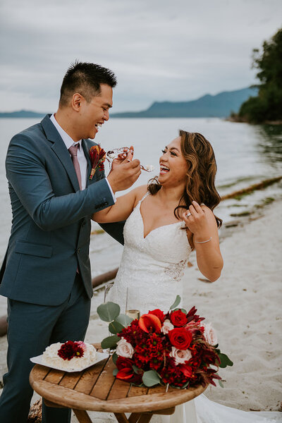 Couple cutting the cake at their Thormanby Island elopement.