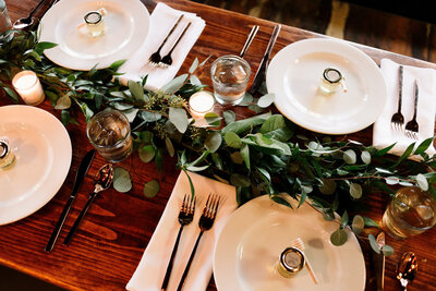 Dining table with four plates designed with leaves