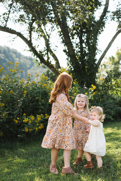 three little sisters play ring around the rosie