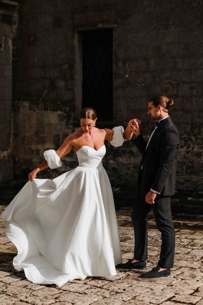 Tijdloze en elegante bruidsfotografie, perfect voor koppels die op zoek zijn naar een professionele trouwfotograaf. Dit bruidspaar straalt tijdens hun trouwshoot in Italië.