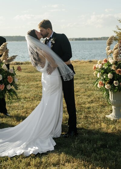 Wedding at a private home in Royal Oak, Maryland. Wedding florist for waterfront wedding venues in Maryland.