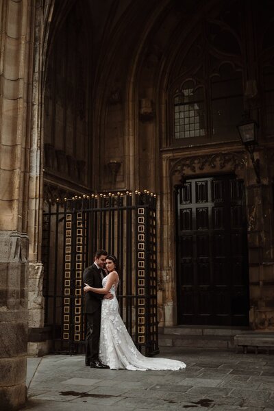 Getrouwd koppel voor kerk door trouwfotograaf Eline Hemelt
