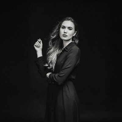 studiový portrét Adél Homolková