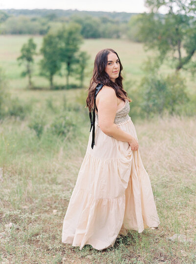 Mikaela Kahn live wedding vocalist in a field