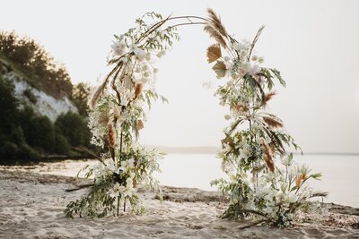Arche vegetale sur la plage. Scenographie dans le cadre de l'organisation de mariage.