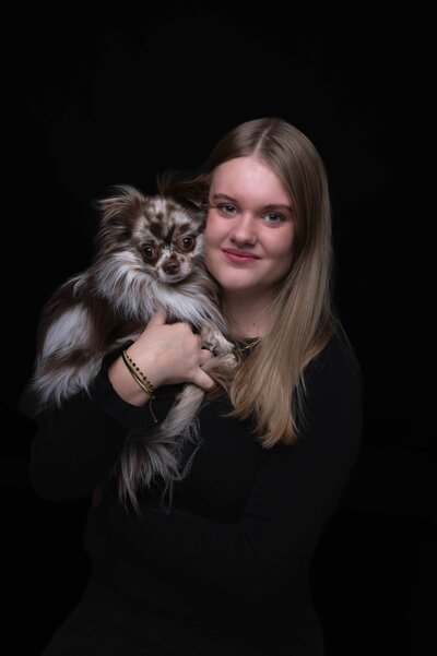 Liefdevol portret van eigenaar met hond, vastgelegd tijdens een spontane fotoshoot bij Studio 2Shoot in Eijsden.