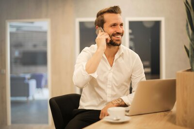 Ein Mann telefoniert am Arbeitsplatz.