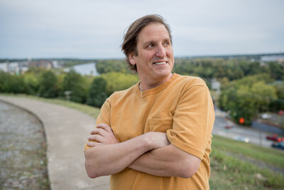 Man crssing his arms during his portrait photos.