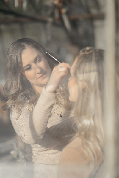 MUAH branding shoot - ze maakt een bruid op. 