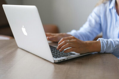 Holding Macbook closed under arm