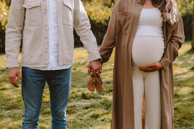 Zwangerschapsfotoshoot in het kersenbloesempark in Amsterdam