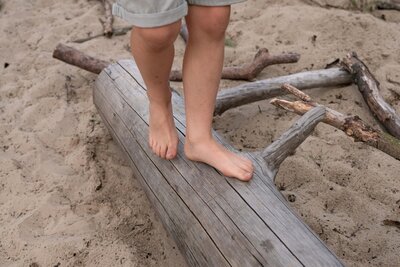 zwangerschap shoot Drenthe. Pure, foto's met zwangere buik en blote voeten in het zand.
