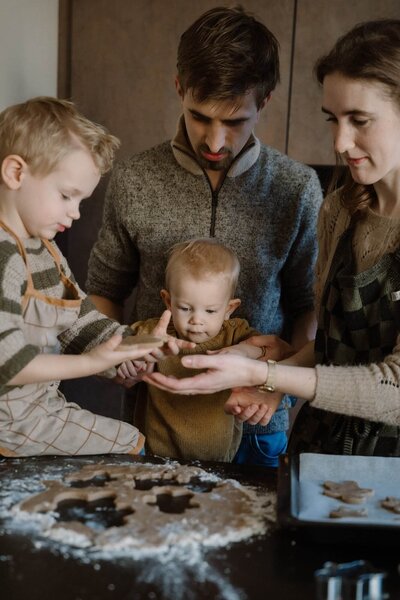 Gezin bakt koekjes in de keuken tijdens gezinsshoot, gefotografeerd door Julia de Groot Fotografie
