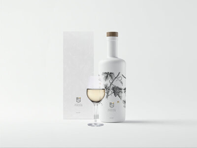 Carton de bouteille de vin et sa bouteille blanc mat. Verre à pied avec vin blanc devant. Packagings crée par le Studio graphique à Saint-Gilles-Croix-de-Vie en Vendée.