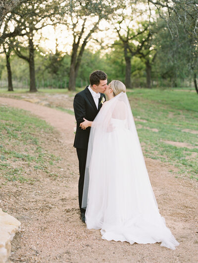 bride-and-groom-portraits-north-texas-lazy-s-hacienda-wedding-14
