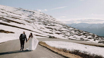A same sex wedding couple in front of mountains in Norway