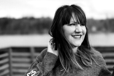Fotografin Stephanie Widmer vor floralem Hintergrund

