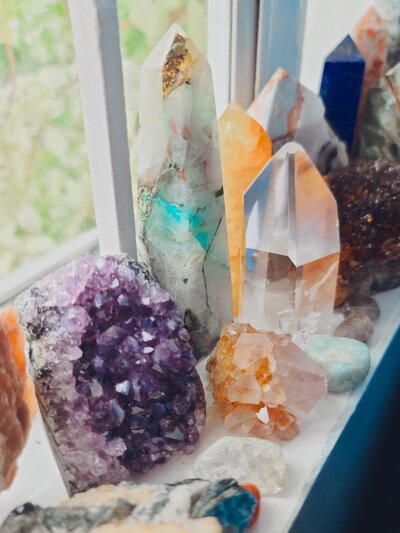 Crystals to attract abundance and wealth- cleansing crystals in the windwo