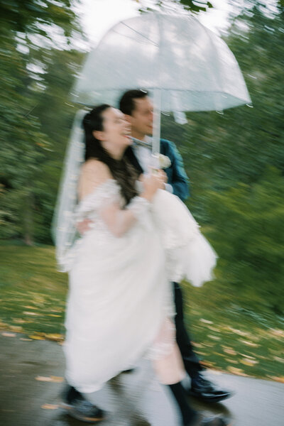 rainy wedding photo in highland park in Rochester NY