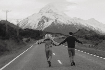 couple holding hands at omarama clay cliffs