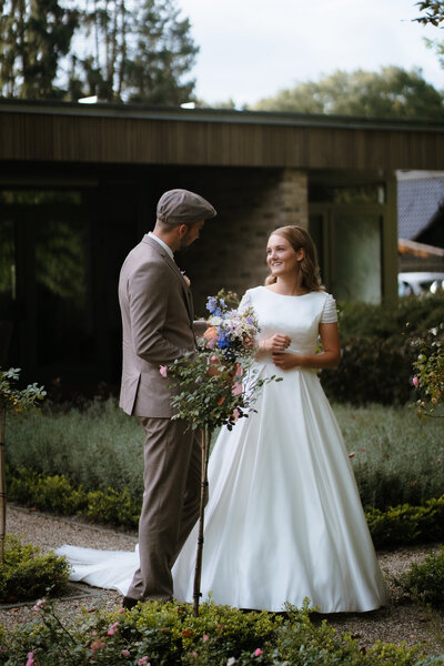 Getrouwd koppel in bos, gefotografeerd door trouwfotograaf Julia de Groot uit Utrecht