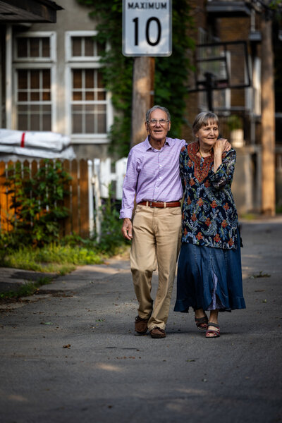 Photographie de couple de personnes âgées dans les rues de Montréal