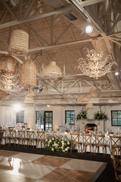 Reception wedding flowers in classic green and white designed at El Chorro in Scottsdale by Snapdragon Bloom Bar