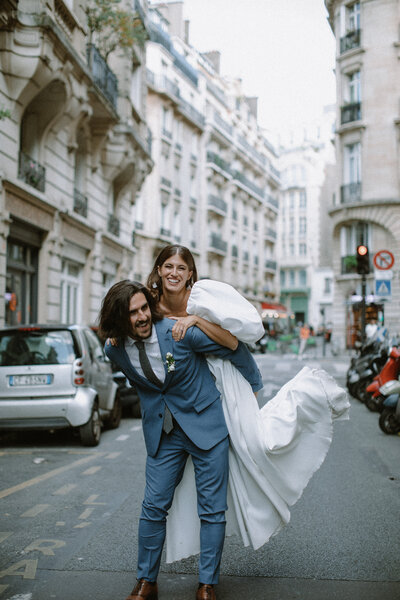 bridal couple in paris streets