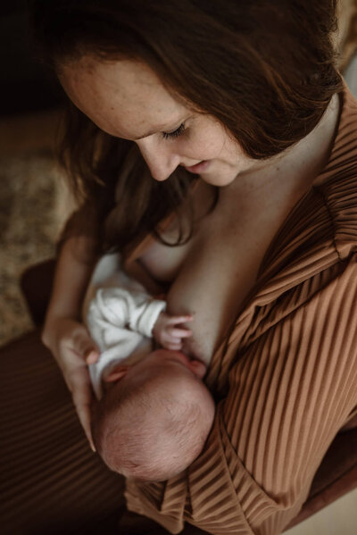 Mama en baby tijdens newborn fotoshoot
