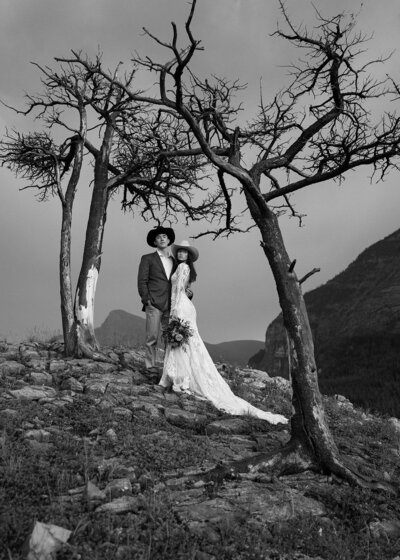 elopement-couple-under-tree-GNP-001