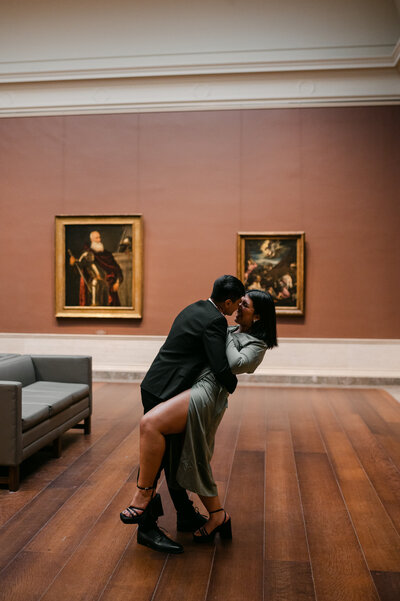 Couple at the National Gallery of Art museum for engagement portraits kissing, hispanic couple engagement session, aesthetic engagement session, washington dc engagement session