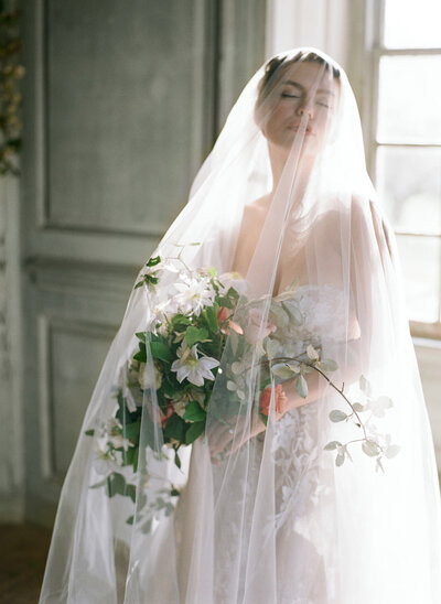 Salubria Bride with bouquet and veil