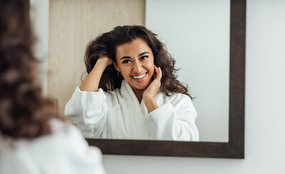 Sacramento Teeth Whitening, Girl Smiling with white teeth in the mirror