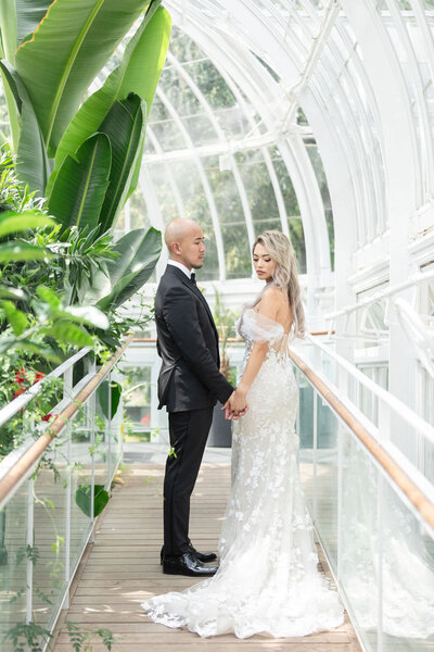 elegant bride and groom portraits | mount royal montreal wedding