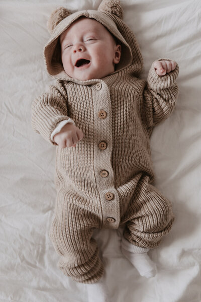 newbornshoot in zeeland prachtig vastgelegd op een lifstyle manier. Dit kan ik de daglichtstudio of aan huis omgeving Zeeland en Brabant