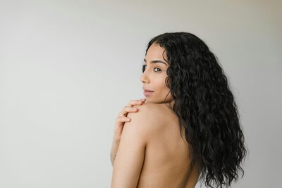 Photo of girl with hand on shoulder