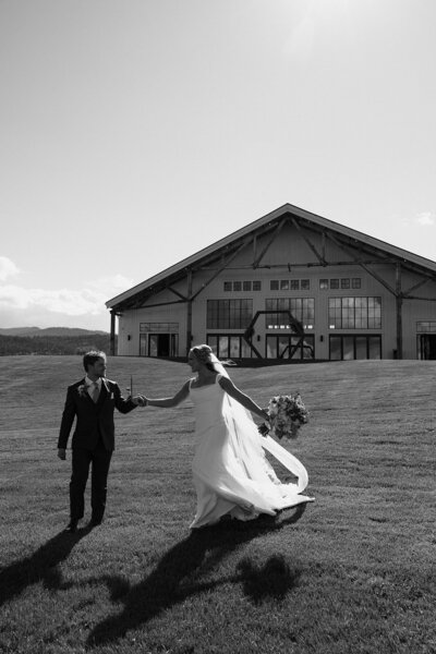 couple-dancing-in-grass-002