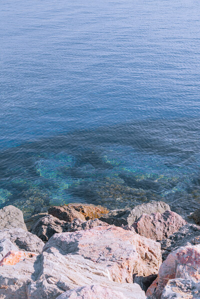 couple kissing and eloping on a mountain in the french alps