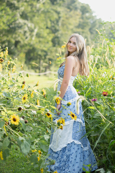 HersheySeniorPhotos_Wildflower_FieldDSC_0545