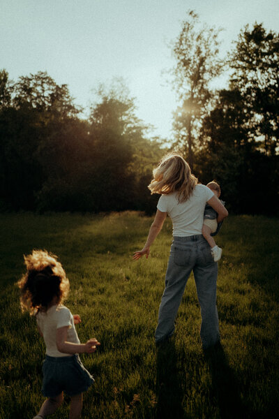 Documentary family photography in Pittsburgh that freezes giggles, toddler twirls, and cozy snuggles for sentimental, heirloom-worthy albums.