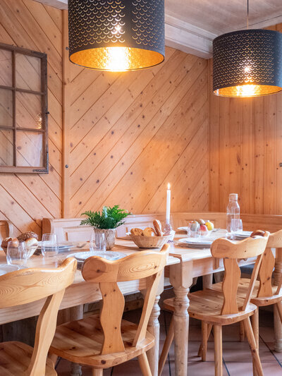 Vers bereid ontbijt met lokale producten, geserveerd in de gezellige eetruimte van Haus Arlberg.