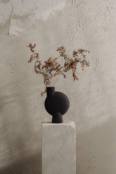 kaboompics_nature-and-craftsmanship-delicate-flowers-in-handmade-ceramic-vessels-home-accessories-33591