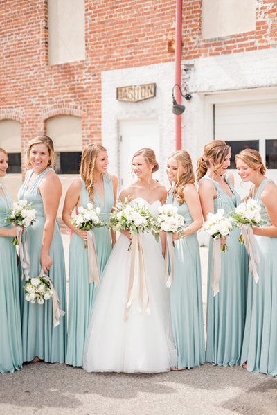 classic-bride-with-teal-bridesmaids-dresses