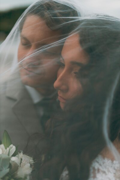 brideandgroomkissingonbeach