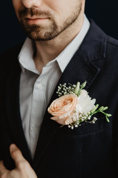 kaboompics_a-man-in-a-suit-with-flowers-in-a-boutonnire-9412