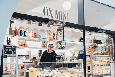 Filialleiterin Anja beim SCHNELL in Thüringen mit einem Café Latte in der Hand