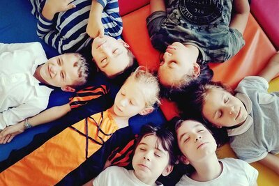 groupe d'enfant en relaxation