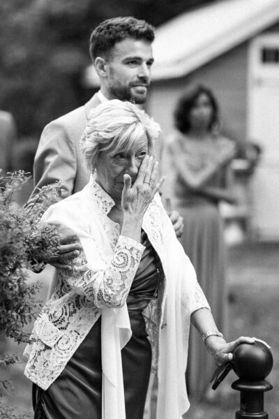 Une maman s'essuie une larme lors d'un discours d'un de ses enfants au mariage de son fils.