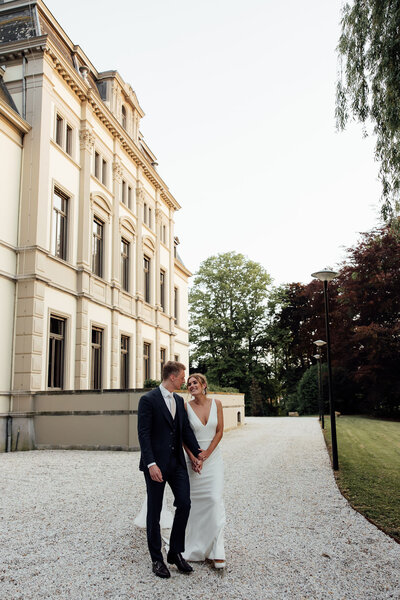 Bruidspaar tijdens trouwfotoshoot voor trouwlocatie Delbrock in Maastricht door trouwfotograaf Linda Photography